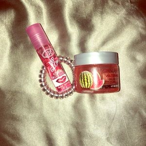 A  gel mask a glow lip gloss and a telitie